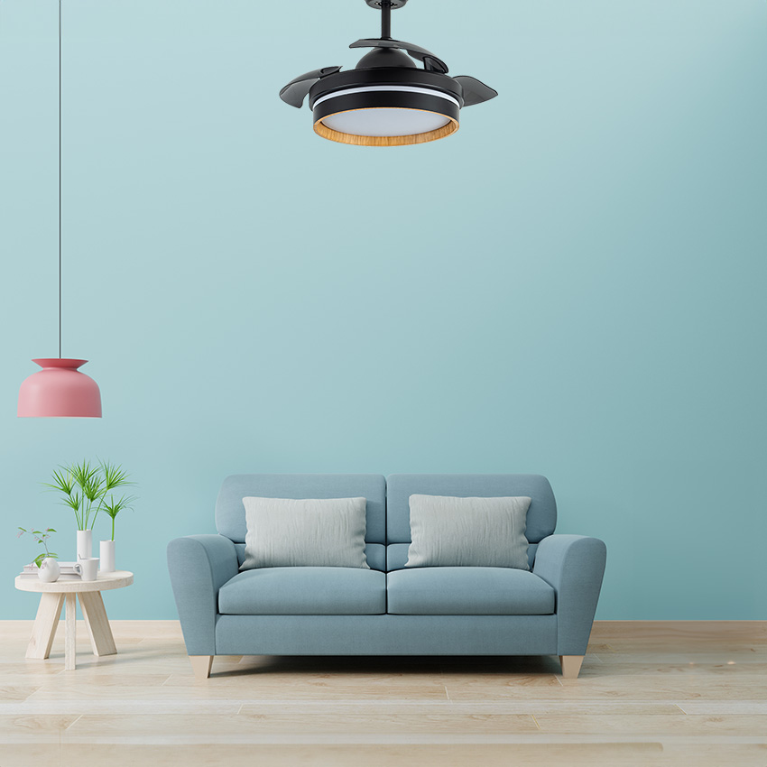 ventilador DC Nalon de 48W en elegante negro y madera oscura. Tiene 3 aspas de 91 cm, 4800 lúmenes y luz ajustable (3000K, 4500K, 6000K). Incluye control remoto con memoria y temporizador.
